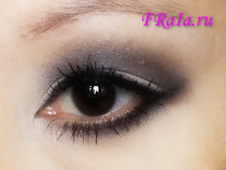 Результат быстрого праздничного макияжа глаз: чёрно-белый smoky eyes
